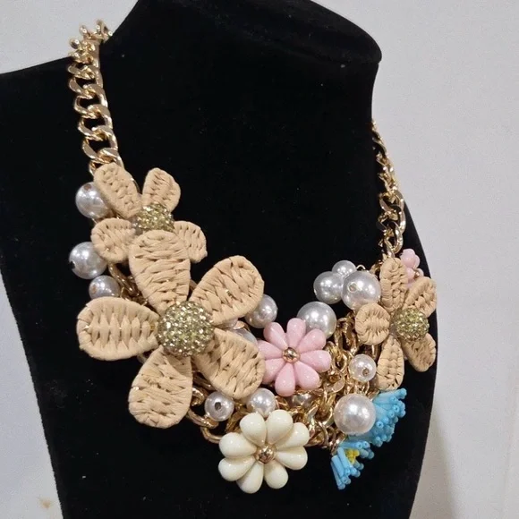 New BETSEY JOHNSON Gold Plated Flower Bib Necklace - Picture 5 of 9
